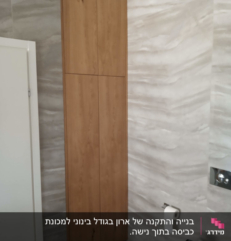 ארון עץ גבוה עם דלתות, כלים חשמליים על מדף